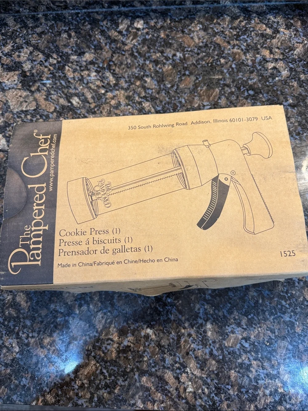 The Pampered Chef White Cookie Press with 16 Decorative Discs